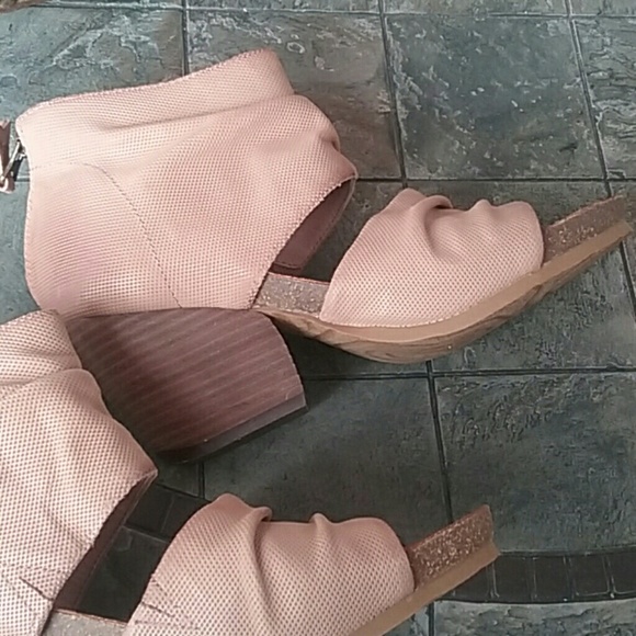 New OTBT Sandles - Picture 6 of 8